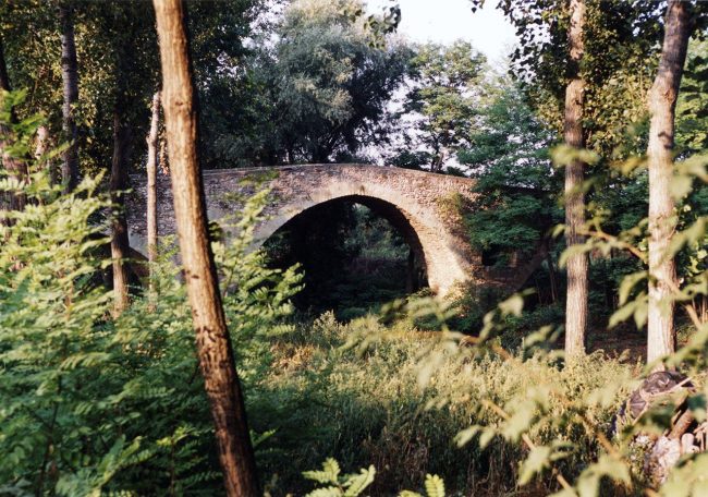 Vic.- Pont gòtic del Bruguer, S. XIV/XV. Format per cinc arcs de mig punt rebaixats excepte el segon de ponent que es apuntat (8/2000)