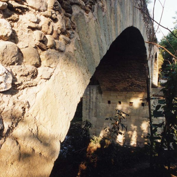 Vic.- Pont gòtic del Bruguer, S. XIV/XV. Format per cinc arcs de mig punt rebaixats excepte el segon de ponent que es apuntat (8/2000)