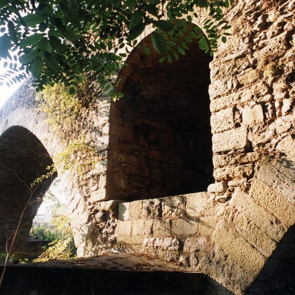 Vic.- Pont gòtic del Bruguer, S. XIV/XV. Format per cinc arcs de mig punt rebaixats excepte el segon de ponent que es apuntat (8/2000)