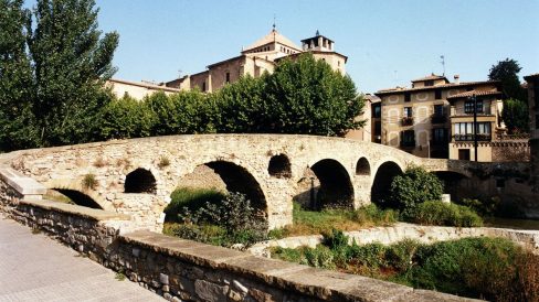 Vic.- Pont romànic de Queralt, S. XI molt modificat. Es de quatre arcs de mig punt de diferents mides. Entre les arcades hi ha oberts tres sobreeixidors (7/2000)
