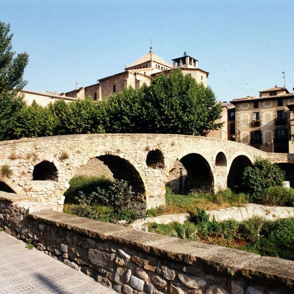 Vic.- Pont romànic de Queralt, S. XI molt modificat. Es de quatre arcs de mig punt de diferents mides. Entre les arcades hi ha oberts tres sobreeixidors (7/2000)
