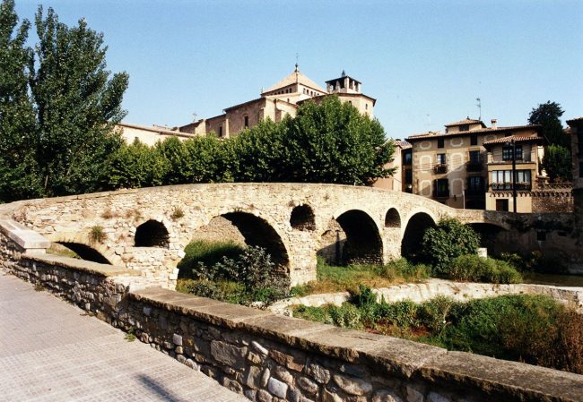 Vic.- Pont romànic de Queralt, S. XI molt modificat. Es de quatre arcs de mig punt de diferents mides. Entre les arcades hi ha oberts tres sobreeixidors (7/2000)