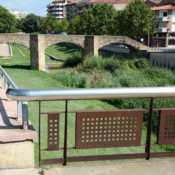 Vic.- Pont gòtic del Remei, S. XIV de cinc arcades amb trencaigües triangulars als pilars. Havia tingut un oratori dedicat a la Mare de Déu del Remei (7/2018)
