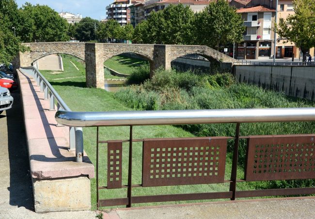 Vic.- Pont gòtic del Remei, S. XIV de cinc arcades amb trencaigües triangulars als pilars. Havia tingut un oratori dedicat a la Mare de Déu del Remei (7/2018)