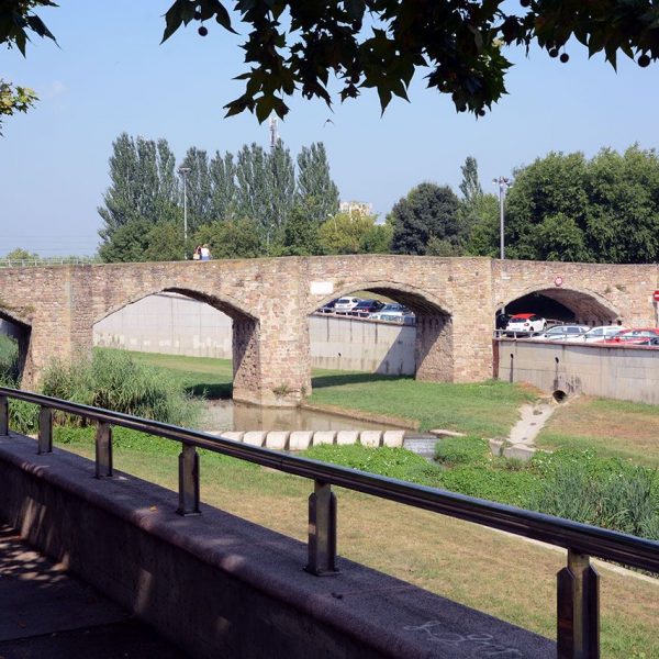 Vic.- Pont gòtic del Remei, S. XIV de cinc arcades amb trencaigües triangulars als pilars. Havia tingut un oratori dedicat a la Mare de Déu del Remei (7/2018)