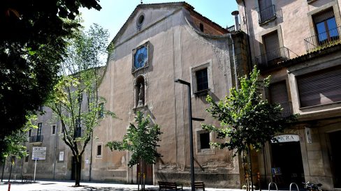 Vic.- Església de Sant Domènec, S. XVII. La porta es d'arc trevolat amb un escut bisbal i al damunt hi ha la Mare de Déu el Roser dins una fornícula (6/2020)