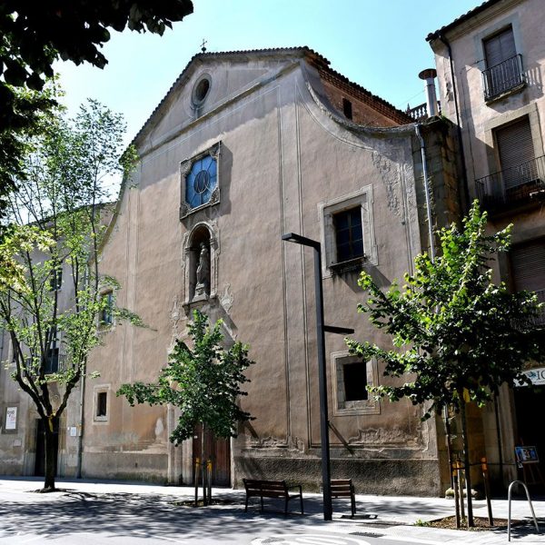 Vic.- Església de Sant Domènec, S. XVII. La porta es d'arc trevolat amb un escut bisbal i al damunt hi ha la Mare de Déu el Roser dins una fornícula (6/2020)