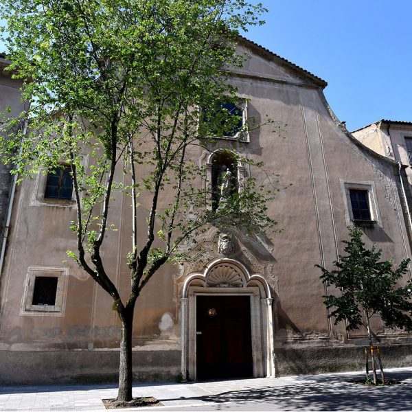 Vic.- Església de Sant Domènec, S. XVII. La porta es d'arc trevolat amb un escut bisbal i al damunt hi ha la Mare de Déu el Roser dins una fornícula (6/2020)