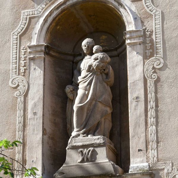 Vic.- Església de Sant Domènec, S. XVII. Mare de Déu del Roser dins una fornícula situada sobre la portalada (6/2020)