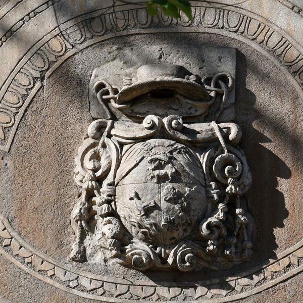 Vic.- Església de Sant Domènec, S. XVII. Escut bisbal (Sis borles) esculpit sobre la porta (6/2020)