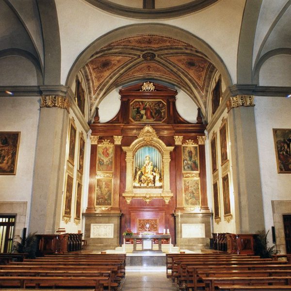 Vic.- Església de Sant Domènec, S. XVII. Es d'una sola nau amb capelles laterals i cúpula sobre el creuer (8/2000)