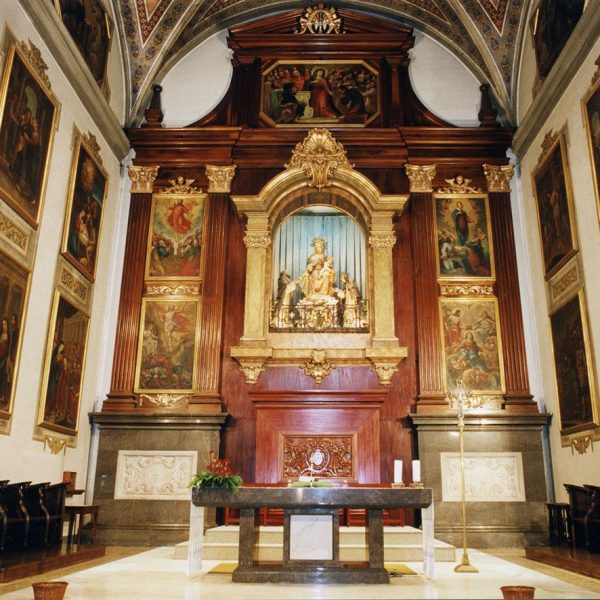 Vic.- Església de Sant Domènec, S. XVII. Presbiteri on hi han representats diversos misteris del Rosari i al cambril la Mare de Déu del Roser (8/2000)