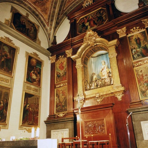 Vic.- Església de Sant Domènec, S. XVII. Presbiteri on hi han representats diversos misteris del Rosari i al cambril la Mare de Déu del Roser (8/2000)