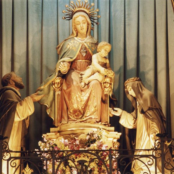 Vic.- Església de Sant Domènec, S. XVII. Mare de Déu del Roser exposada al cambril acompanyada de Sant Domènec i Santa Caterina de Siena (8/2000)