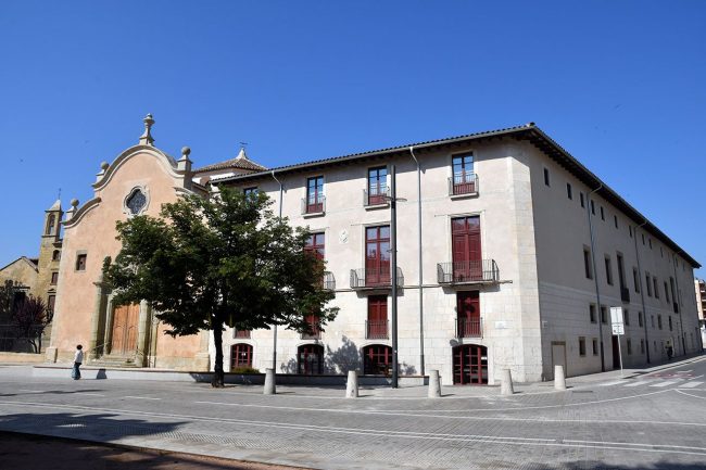 Vic.- Església barroca de la Santa Creu, S. XVIII adjunta a la Casa de la Convalescència amb el capcer lobulat decorat amb pinacles (6/2020)