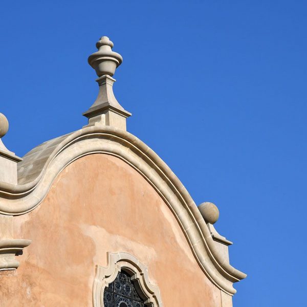 Vic.- Església barroca de la Santa Creu, S. XVIII. La façana està coronada per un capcer lobulat decorat amb pinacles (6/2020)