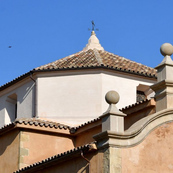 Vic.- Església barroca de la Santa Creu, S. XVIII amb cimbori octogonal de coberta piramidal aixecat sobre el creuer (6/2020)