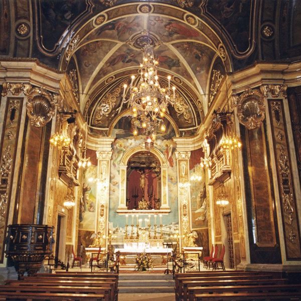 Vic.- Església barroca de la Santa Creu, S. XVIII de planta de creu grega i cimbori sobre el creuer. Al cambril s'hi venera el Sant Crist (8/2000)