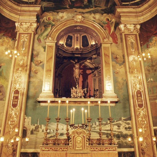 Vic.- Església barroca de la Santa Creu, S. XVIII de planta de creu grega. Absis amb el cambril on es venera el Sant Crist (8/2000)