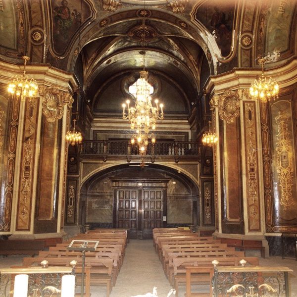 Vic.- Església barroca de la Santa Creu, S. XVIII de planta de creu grega i cimbori sobre el creuer. Vista del fons amb el cor amb balustrada de fusta (8/2000)
