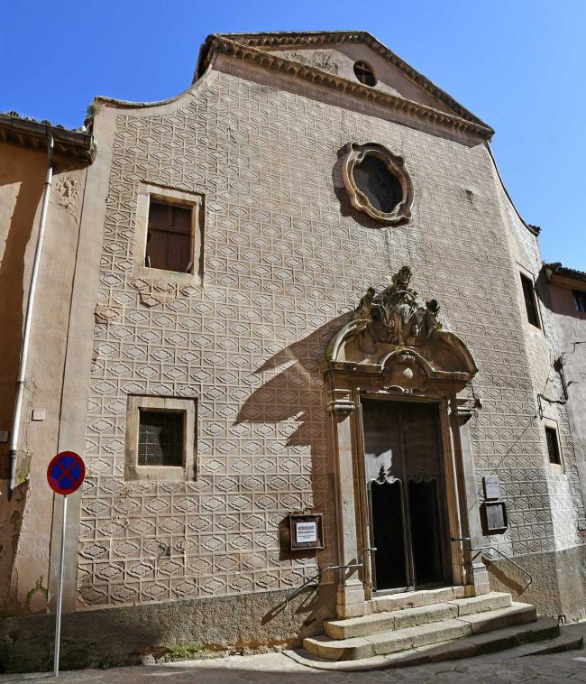 Vic.- Església barroca dels Dolors del S. XVIII. La porta té la llinda formant un frontó trencat i al centre el símbol del cor de la Mare de Déu (2/2020)