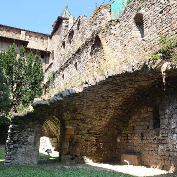Vic.- Castell dels Montcada del S. XI abandonat l’any 1860. Al enderrocar-se les restes l’any 1882 es va descobrir el Temple romà (8/2018)
