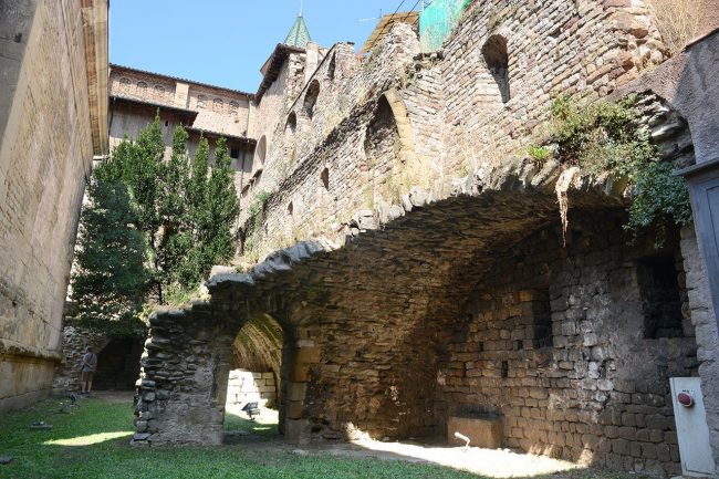 Vic.- Castell dels Montcada del S. XI abandonat l’any 1860. Al enderrocar-se les restes l’any 1882 es va descobrir el Temple romà (8/2018)