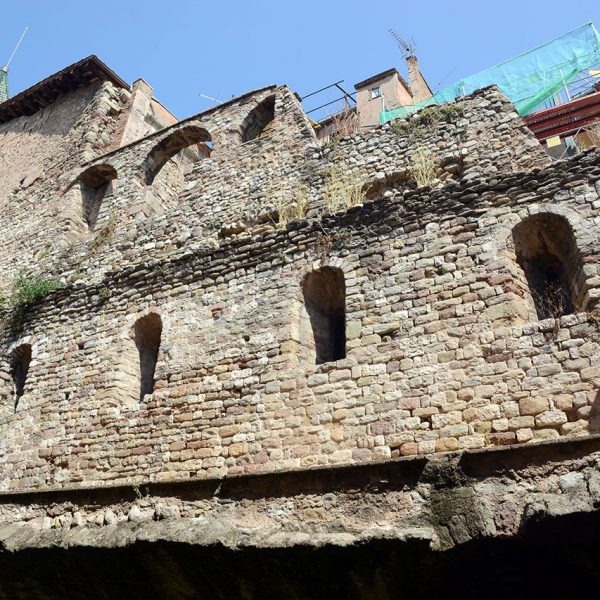 Vic.- Castell dels Montcada del S. XI abandonat l’any 1860 i enderrocat l’any 1882 però en queden restes de murs i una volta als sectors nord i oest (8/2018)