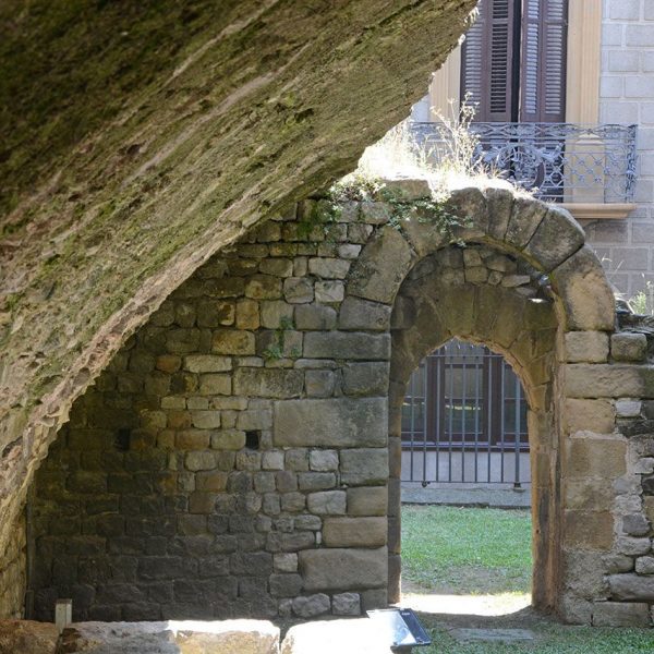 Vic.- Castell dels Montcada del S. XI abandonat l’any 1860 i enderrocat l’any 1882 però en queden restes de murs i una volta als sectors nord i oest (8/2018)