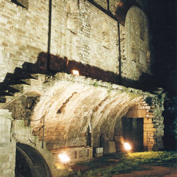 Vic.- Castell dels Montcada del S. XI abandonat l’any 1860 i enderrocat l’any 1882 però en queden restes de murs i una volta als sectors nord i oest (2/2001)