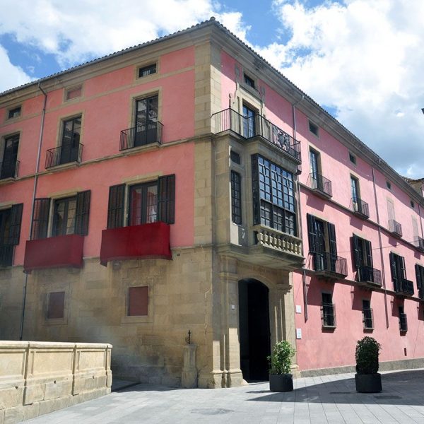 Vic.- Palau Episcopal. Es un conjunt d'edificis al voltant d'un pati central. L'edifici actual fou projectat l'any 1671 per Fra Josep de la Concepció (5/2013)