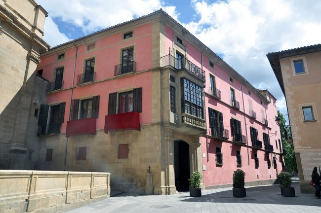Vic.- Palau Episcopal. Es un conjunt d'edificis al voltant d'un pati central. L'edifici actual fou projectat l'any 1671 per Fra Josep de la Concepció (5/2013)