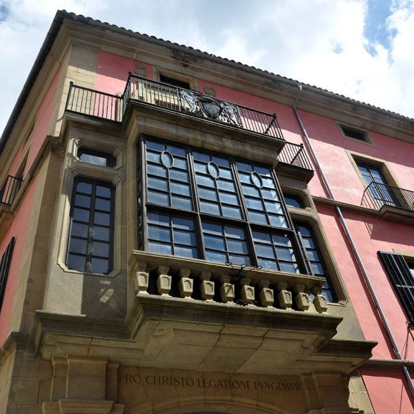 Vic.- Palau Episcopal projectat l’any 1671 per Fra Josep de la Concepció. La tribuna sobre la porta principal correspon a l’any 1915 (5/2013)