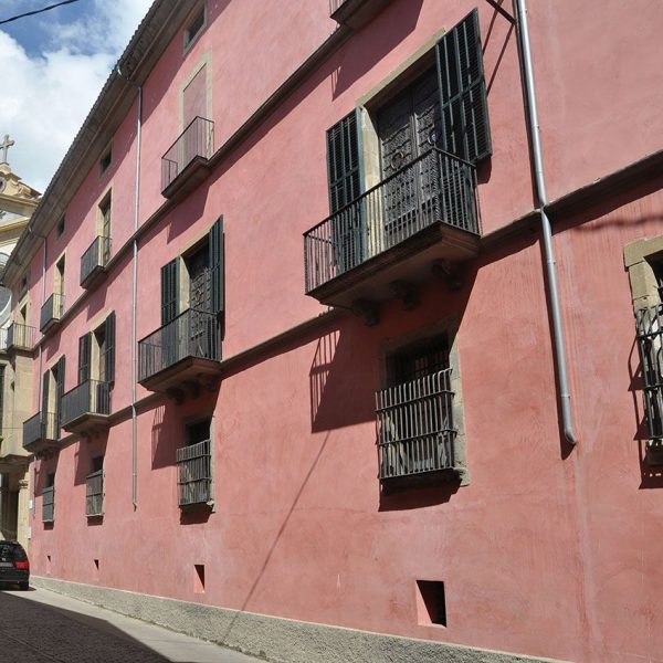 Vic.- Palau Episcopal projectat l’any 1671 per Fra Josep de la Concepció. Façana corresponent al carrer Santa Maria (5/2013)