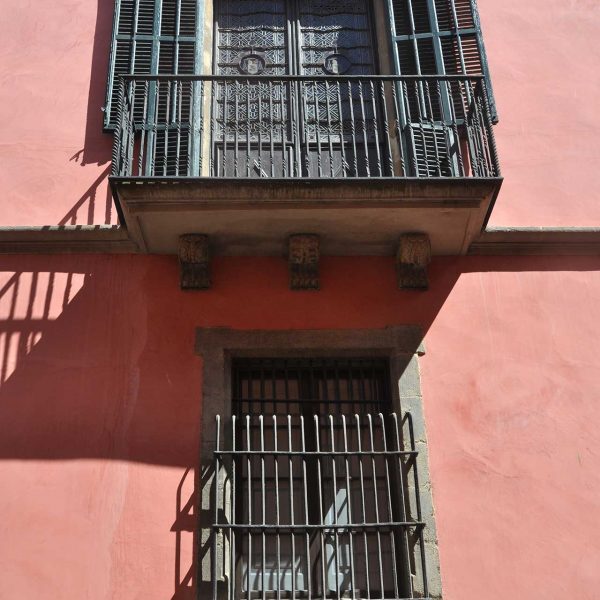 Vic.- Palau Episcopal projectat l’any 1671 per Fra Josep de la Concepció. Finestres i balcons de la façana del carrer Santa Maria (5/2013)