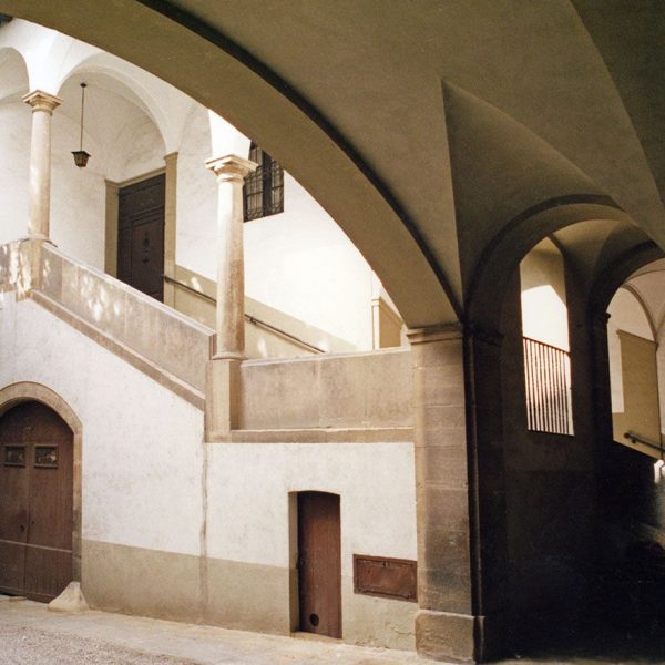 Vic.- Palau Episcopal projectat l’any 1671 per Fra Josep de la Concepció. Pati central on es vertebren les diferents edificacions del bisbat (3/1990)