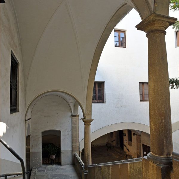 Vic.- Palau Episcopal projectat l’any 1671 per Fra Josep de la Concepció. Escalinata coberta de l’edifici principal del Palau (6/2020)