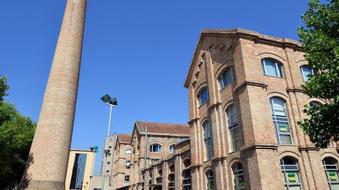 Vic.- Fàbrica de Sucre, S. XIX d'estil modernista en forma de U, destaca per la seva xemeneia cònica. Actualment acull diverses institucions i activitats culturals (6/2020)