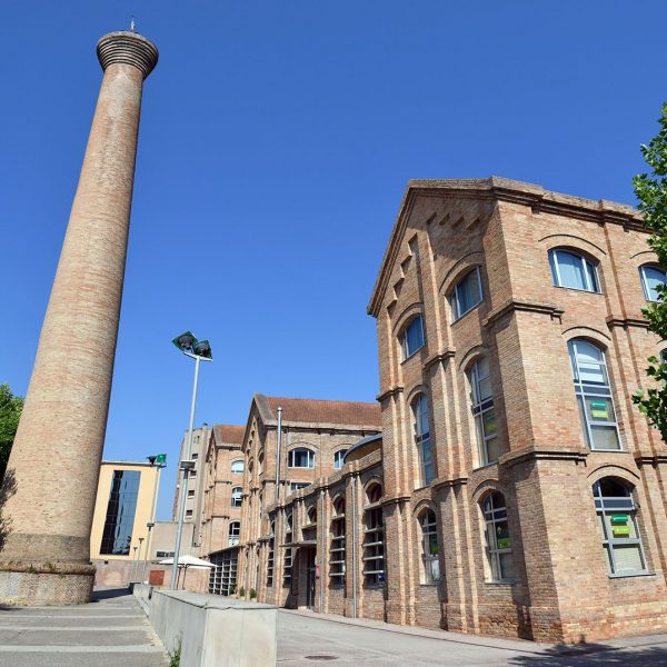 Vic.- Fàbrica de Sucre, S. XIX d'estil modernista en forma de U, destaca per la seva xemeneia cònica. Actualment acull diverses institucions i activitats culturals (6/2020)