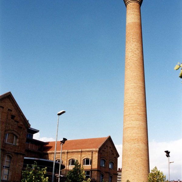 Vic.- Fàbrica de Sucre, S. XIX d'estil modernista en forma de U, destaca per la seva xemeneia cònica. Actualment acull diverses institucions i activitats culturals (6/2020)