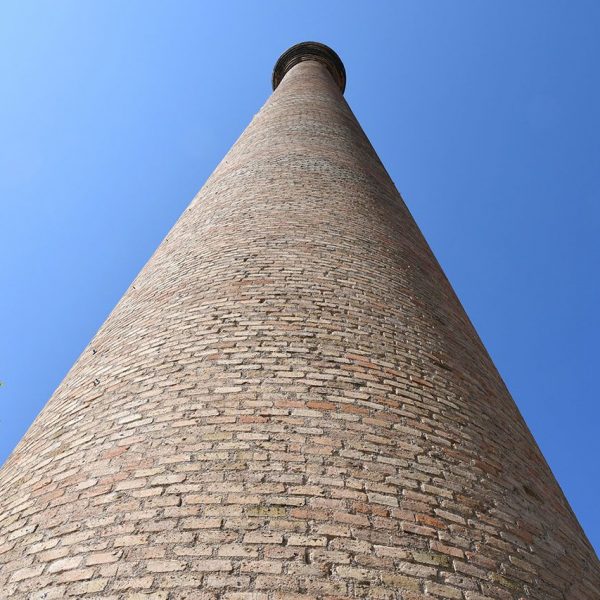 Vic.- Fàbrica de Sucre, S. XIX d'estil modernista en forma de U, destaca per la seva xemeneia cònica. Actualment acull diverses institucions i activitats culturals (6/2020)