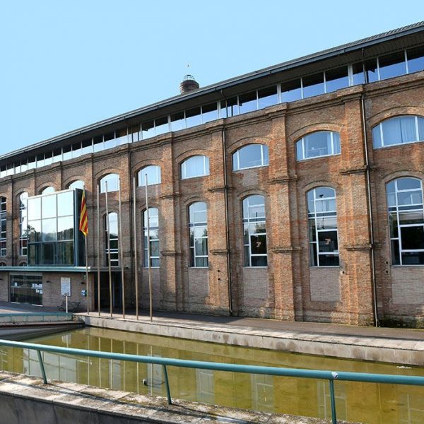 Vic.- Fàbrica de Sucre, S. XIX d'estil modernista en forma de U, destaca per la seva xemeneia cònica. Actualment acull diverses institucions i activitats culturals (6/2020)