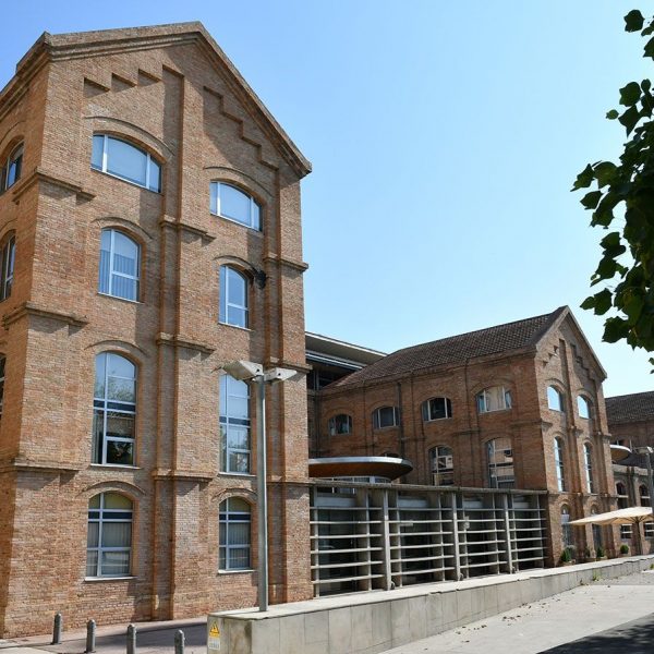 Vic.- Fàbrica de Sucre, S. XIX d'estil modernista en forma de U, destaca per la seva xemeneia cònica. Actualment acull diverses institucions i activitats culturals (6/2020)