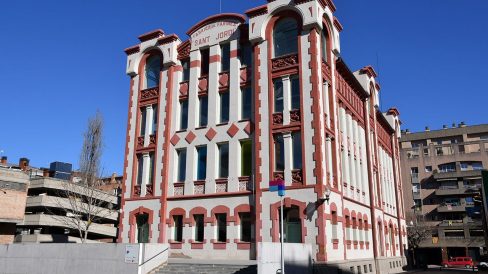 Vic.- Farinera Costa d’estil modernista de planta rectangular. Les obertures i ressalts de l’edifici estan resseguits de totxana de color vermell (2/2020)