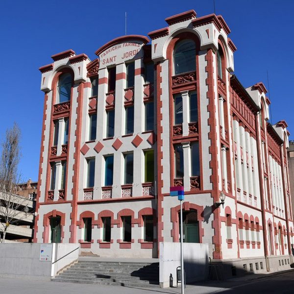 Vic.- Farinera Costa d’estil modernista de planta rectangular. Les obertures i ressalts de l’edifici estan resseguits de totxana de color vermell (2/2020)