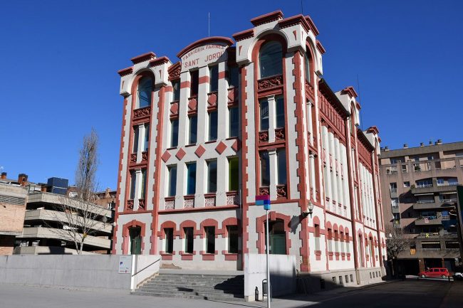 Vic.- Farinera Costa d’estil modernista de planta rectangular. Les obertures i ressalts de l’edifici estan resseguits de totxana de color vermell (2/2020)