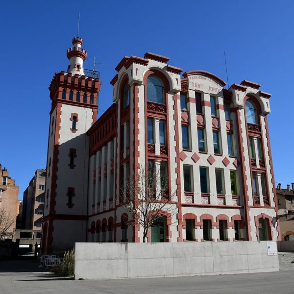Vic.- Farinera Costa d’estil modernista de planta rectangular. Les obertures i ressalts de l’edifici estan resseguits de totxana de color vermell (2/2020)