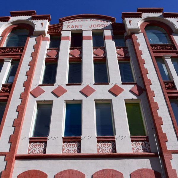 Vic.- Farinera Costa d’estil modernista de planta rectangular. Les obertures i ressalts de l’edifici estan resseguits de totxana de color vermell (2/2020)