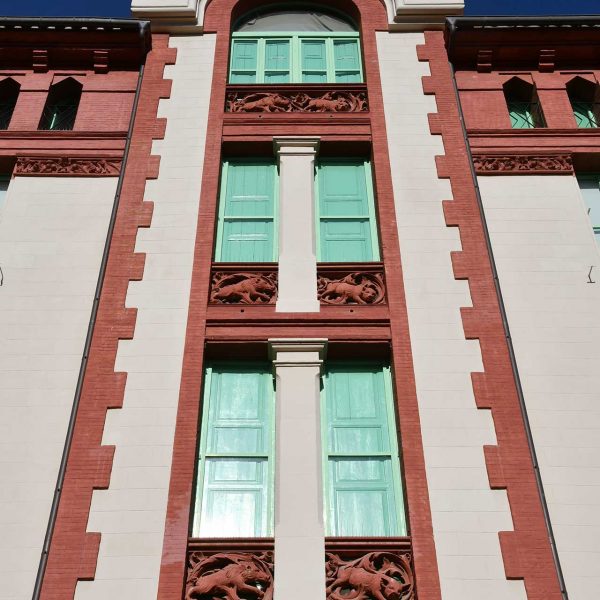 Vic.- Farinera Costa d’estil modernista de planta rectangular. Les obertures i ressalts de l’edifici estan resseguits de totxana de color vermell (2/2020)