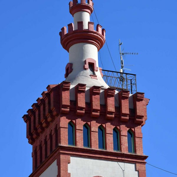 Vic.- Farinera Costa d’estil modernista. Torre adossada a la cara nord que culmina amb una torrella circular de dos pisos emmerletats (2/2020)